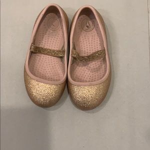 Gold sparkly native ballet flats. Size C8